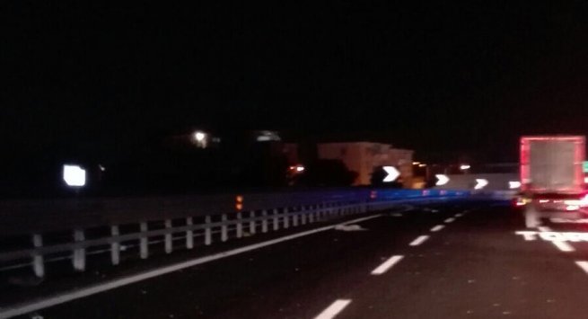 Torre Annunziata, falciato dopo aver preso l'A3 contromano: i passanti fanno selfie e dirette Fb