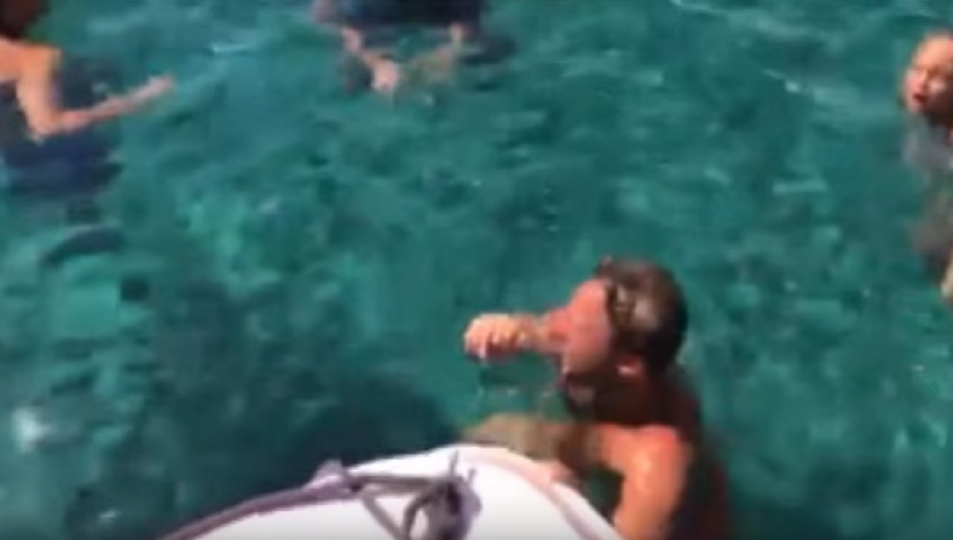 Totti a Ponza si gusta il gelato in acqua