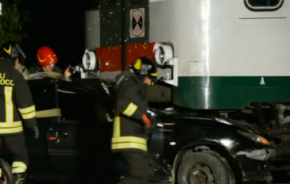 Miradolo Terme (Pavia): treno centra e trascina per 10 metri auto bloccata sui binari VIDEO