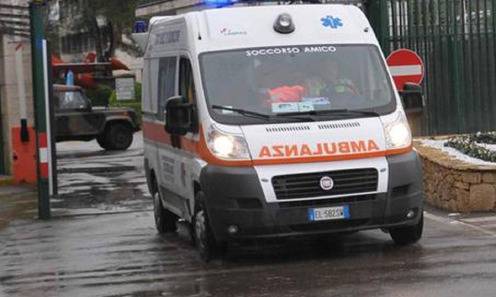 Bertiolo (Udine): trinciatrice di mais gli amputa i piedi: gravissimo 31enne