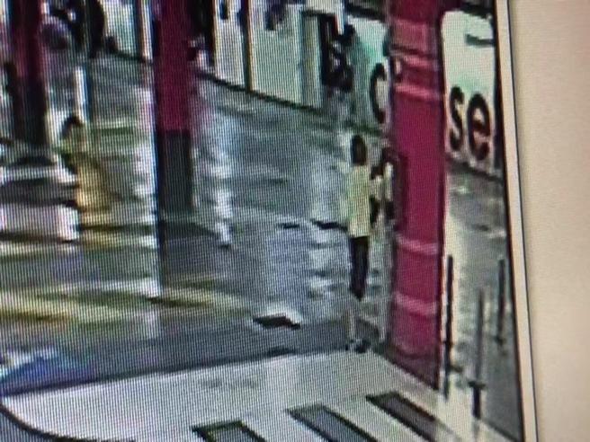 Carugate, cartello contro disabile al centro commerciale: identificato l’autore 01