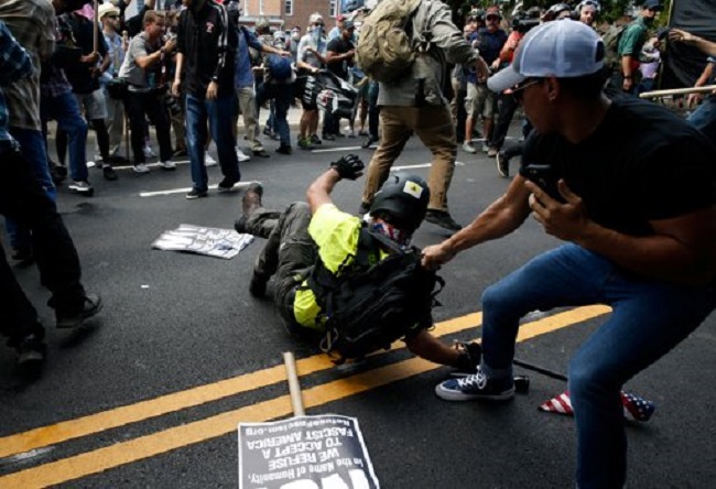 Virginia: scontri al corteo dei suprematisti bianchi. Auto investe la folla che li contesta