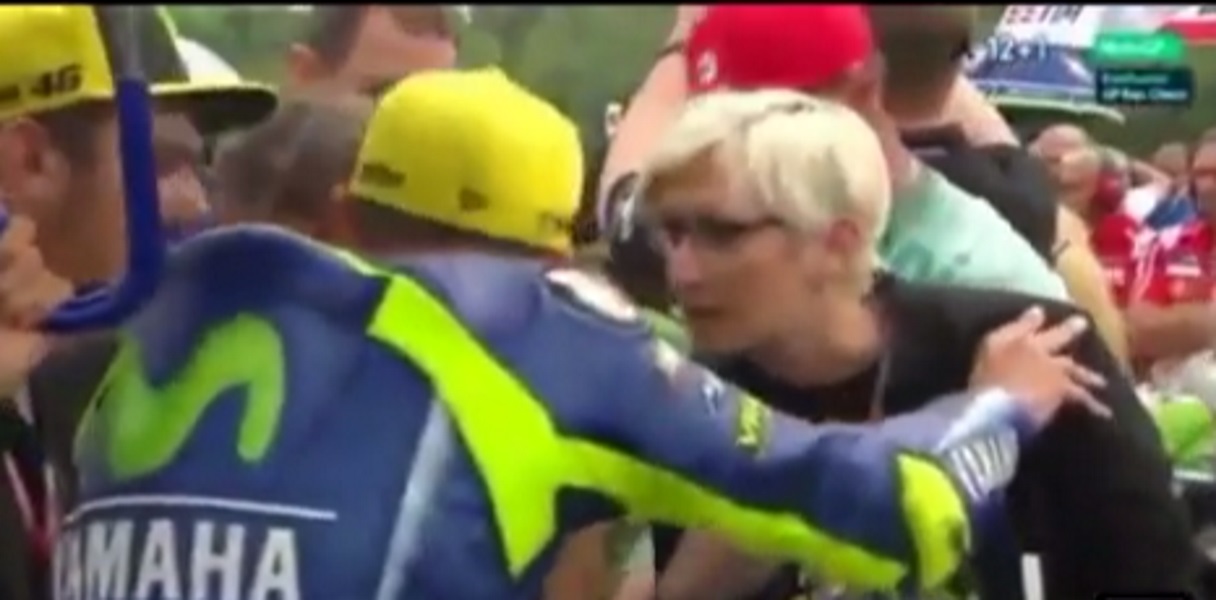 YOUTUBE Valentino Rossi respinge la fan insistente ai box ma...era un ministro
