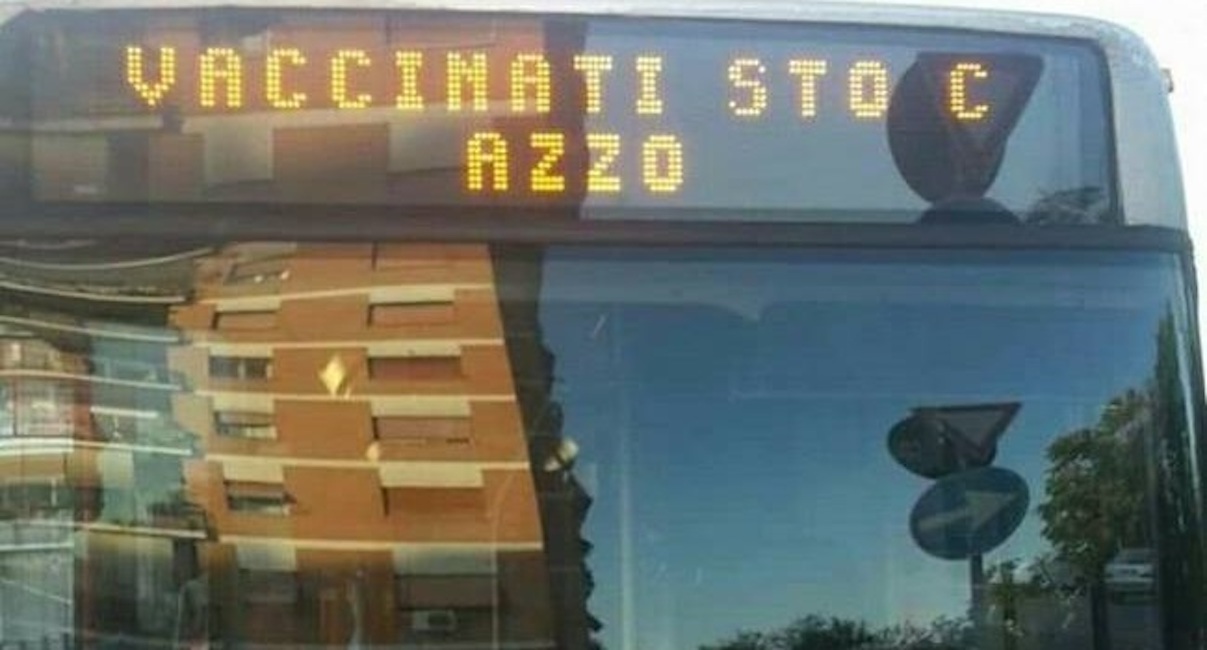 Roma, scritta no vax sul display del bus: "Vaccinati sto c..." Autista sospeso