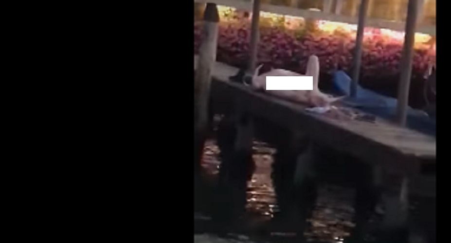 Degrado a Venezia, turisti sdraiati senza vestiti su pontile Canal Grande