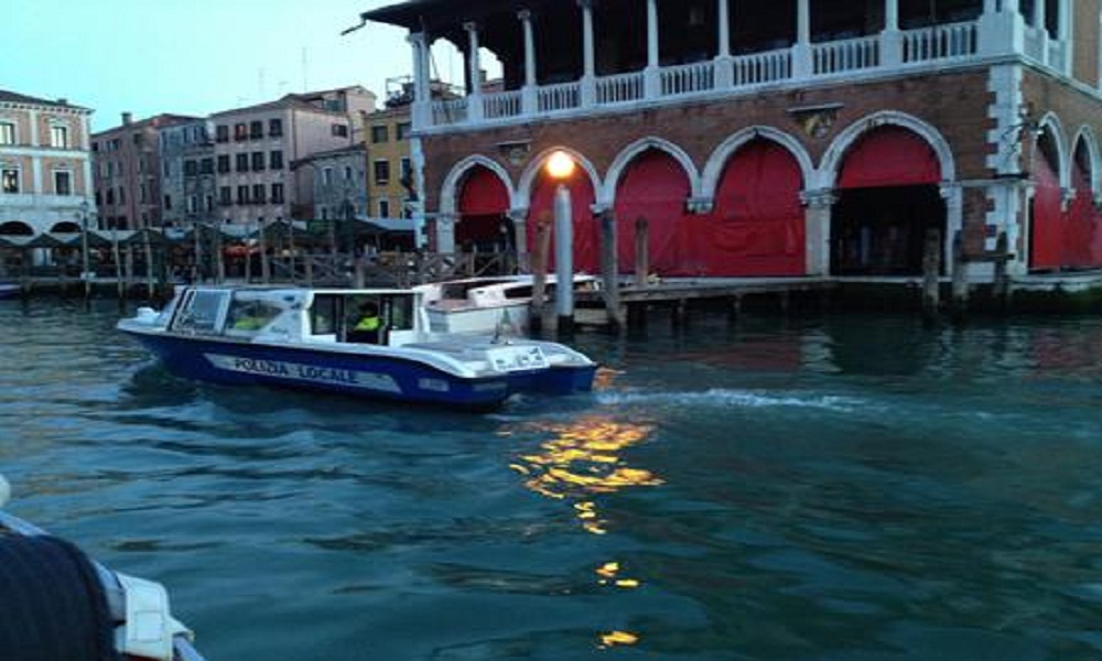 Venezia, ladre a caccia di portafogli. Scoperte, sputano addosso ai cittadini