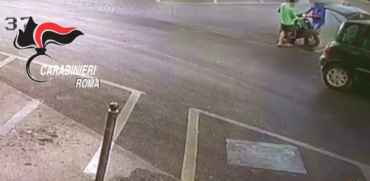 Cerveteri, rubano Vespa d'epoca e non sanno di essere ripresi