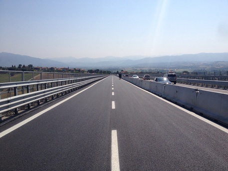 Incidente in A6: Veronica Moretto sbalzata dall'auto muore, ferita la figlia