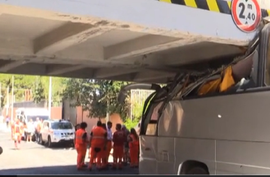 Roma, bus turistico si incastra sotto ponte Roma Lido in via Malafede