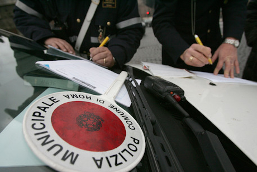 Roma, vigile urbano aggredito mentre fa multa. "Troppo lento" e gli spezza un braccio