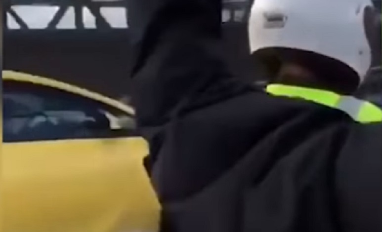 Motociclista sorpassa vigile urbano e gli dà un colpo sul casco