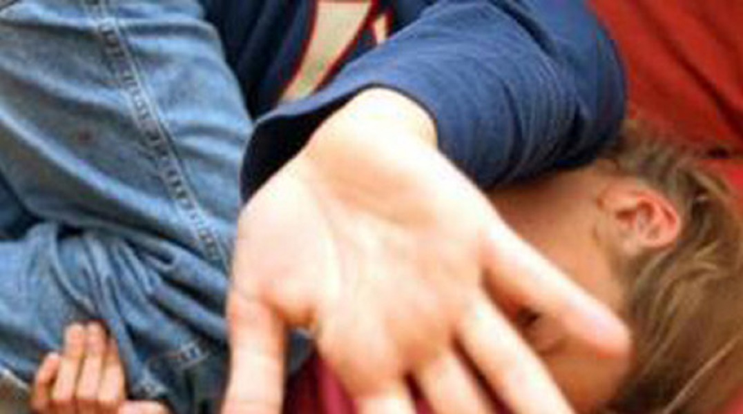 Violenza su figlia di 14 anni, arresto pregiudicato 44enne