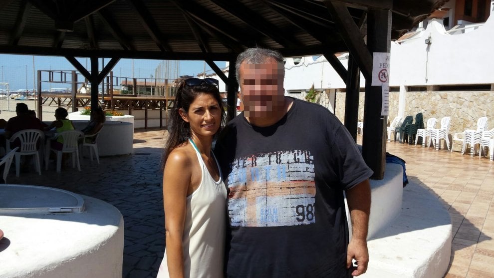 Virginia Raggi, selfie al mare con Stefano Ambrosetti. Lui è...FOTO