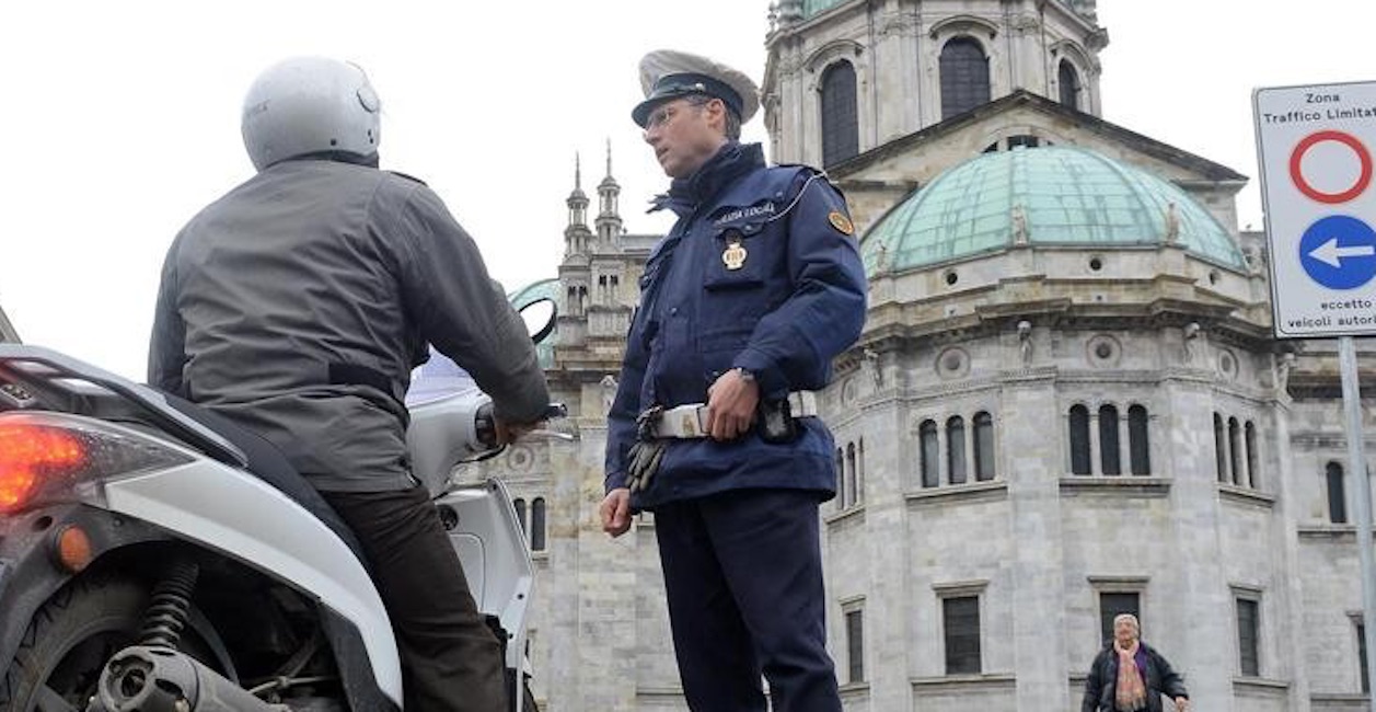 Imola, entra in Ztl con lo scooter a mano e motore spento. La multa arriva comunque