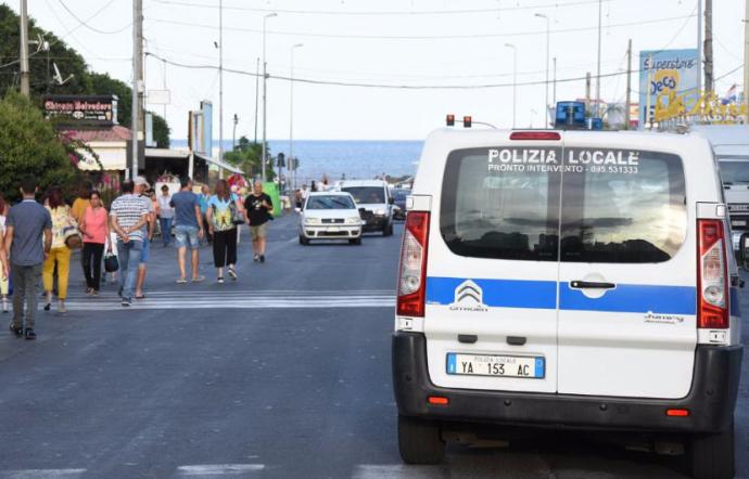 Catania: vigile aggredito a colpi di casco, indagato 20enne: "Gli ho dato solo una manata"