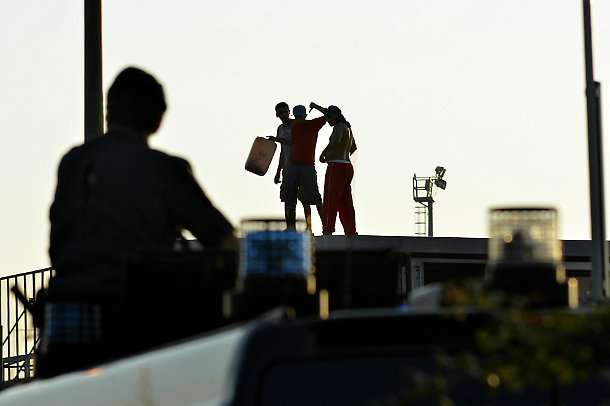 Roma, si tocca di fronte all'asilo. Immigrato morde carabiniere