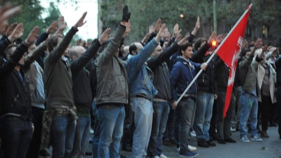 Forza Nuova, Virginia Raggi: "La Marcia su Roma non deve ripetersi". Insorge il Pd