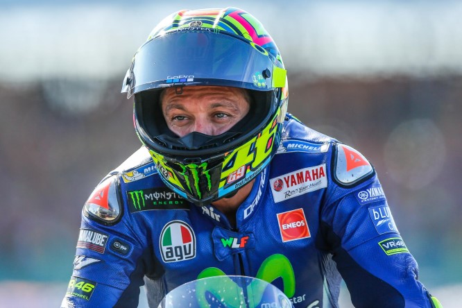 Valentino Rossi, incidente in enduro: frattura di tibia e perone. Addio al Mondiale