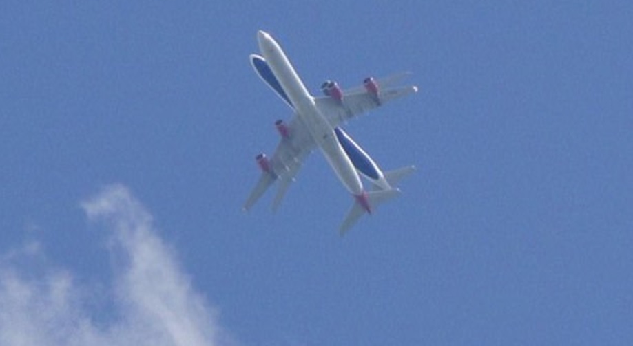 Due aerei vicinissimi sopra Heathrow. La foto fa il giro del web