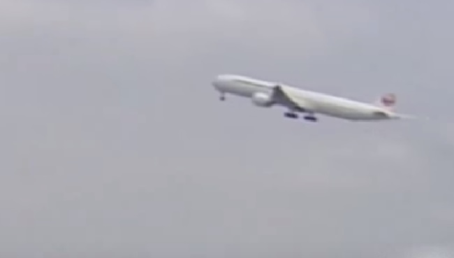 Consumano rapporto su volo Ryanair: gambe coperte ma il movimento....