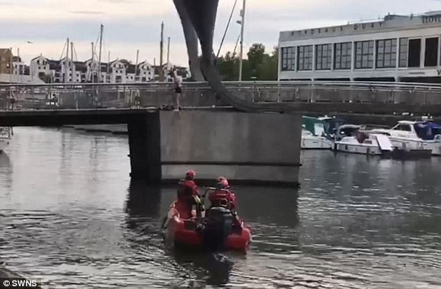 Bristol, senzatetto vuole gettarsi nel fiume la gente lo incita