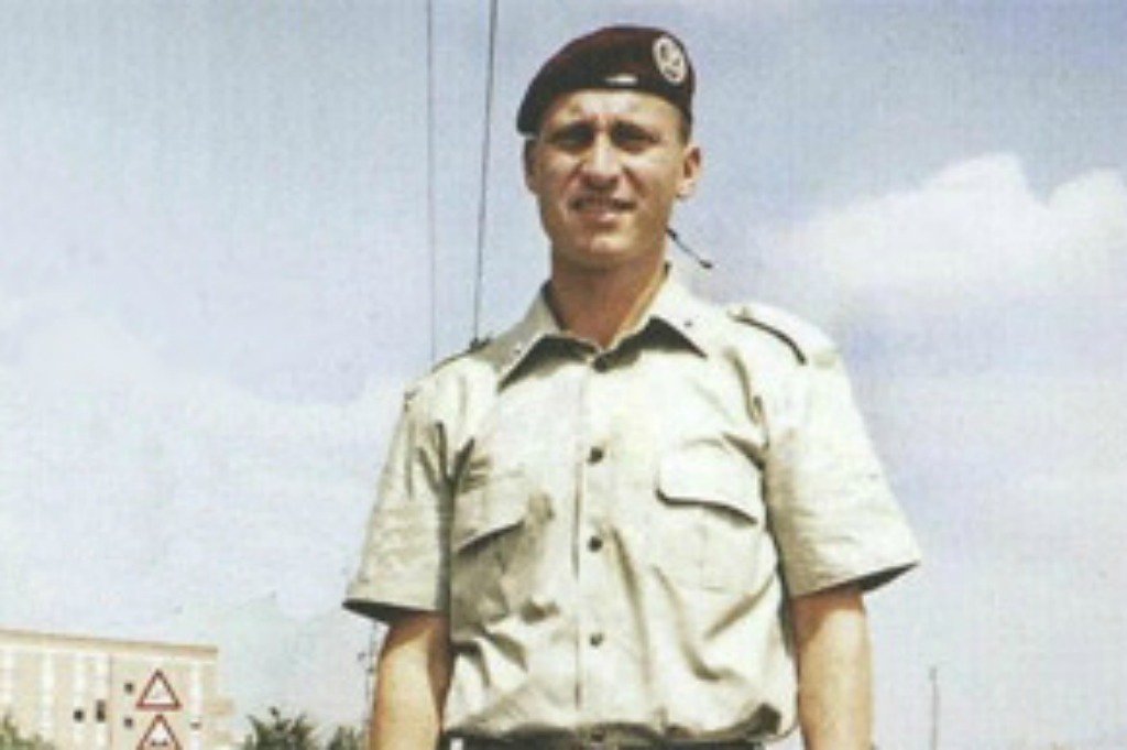 Emanuele Scieri, parà morto in caserma facendo un volo di 12 metri. La madre: "Fu nonnismo"