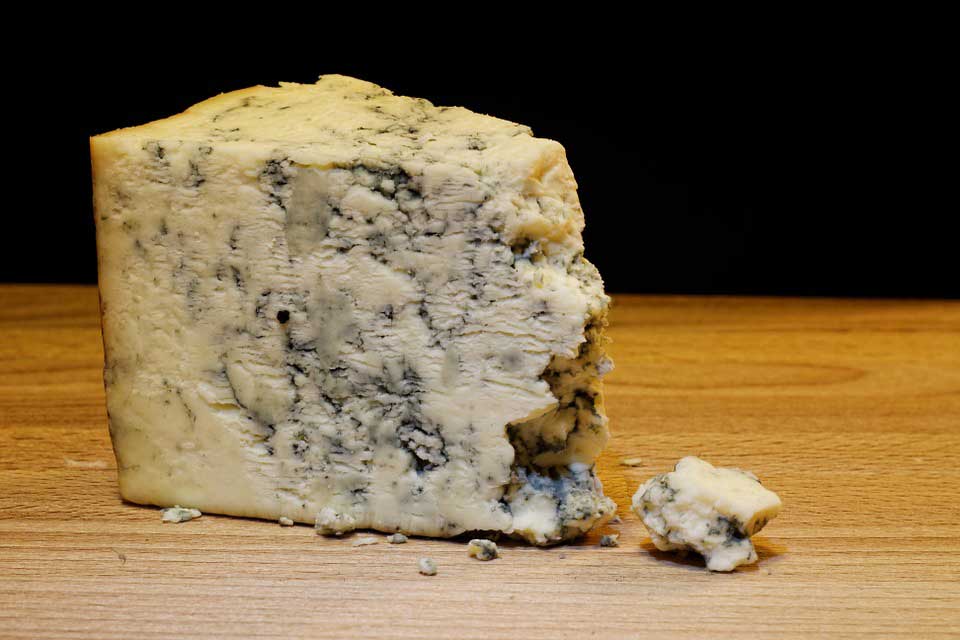 Gorgonzola e taleggio, la Cina blocca l'import. Il paradosso: "Stop sanitario"