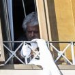 Grillo "imprigionato" in hotel dai cronisti "fugge" con una corda di lenzuola