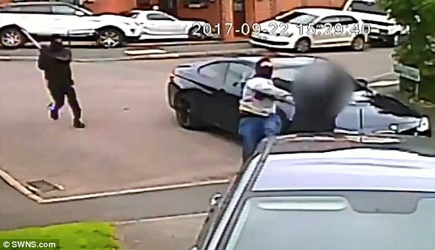 Lo picchiano con le mazze di ferro per rubargli la Bmw