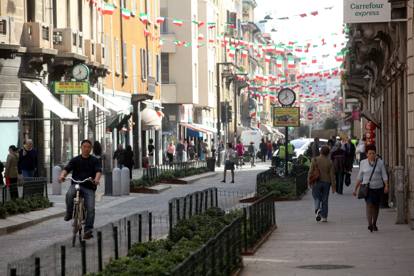 Milano, bimba di 6 anni abusata in un portone: si cerca il pedofilo