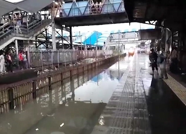 Mumbai: treno arriva alla stazione. I binari sono allagati