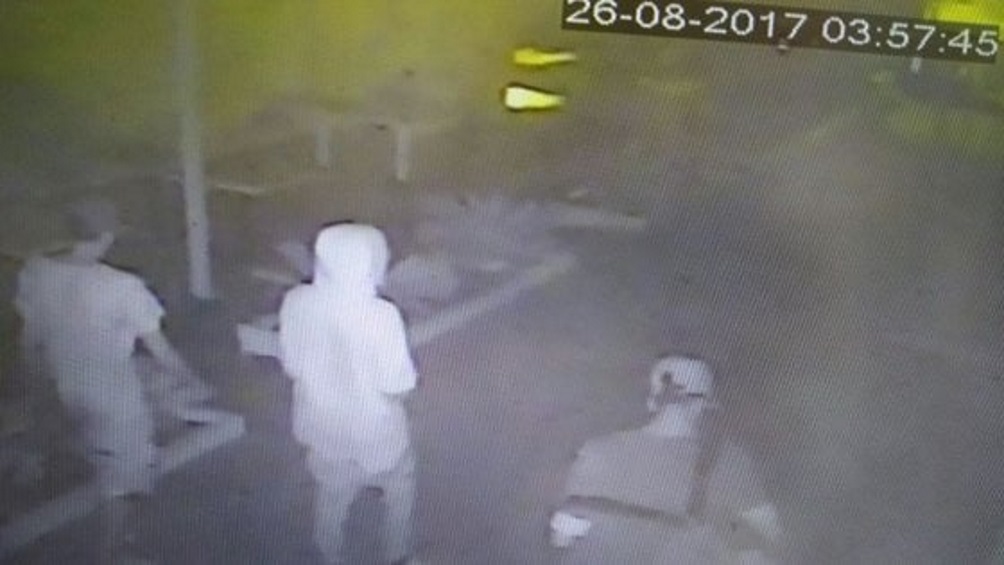 Rimini, la foto che incastra gli stupratori. Procura: "Le vittime li hanno riconosciuti"