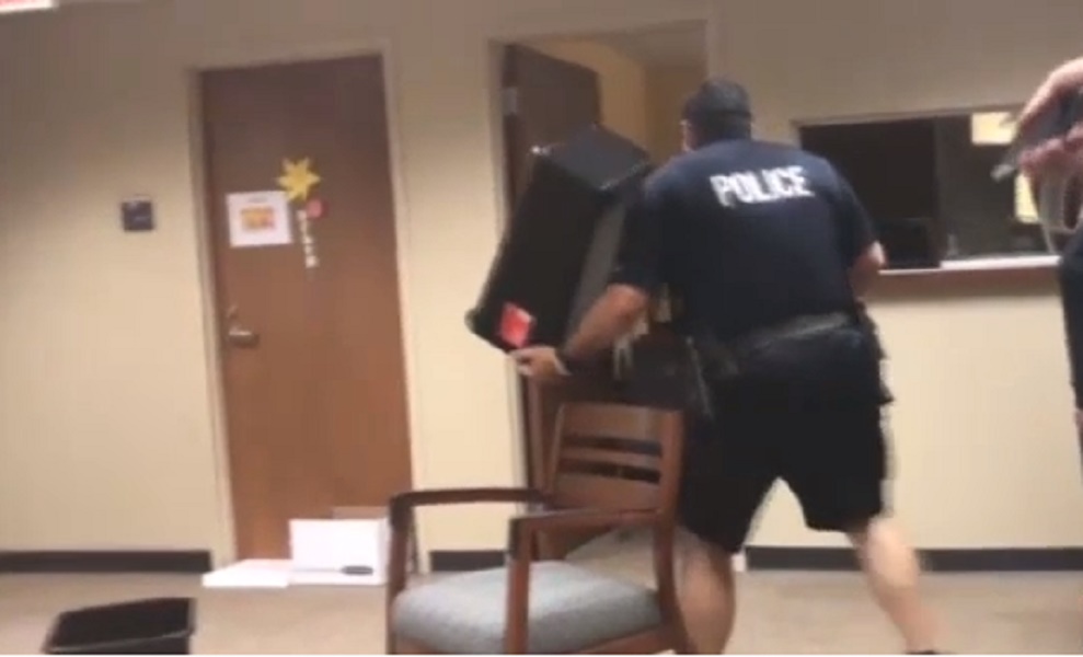 Serpente fa paura più di un criminale: ecco cosa accade nella stazione di polizia