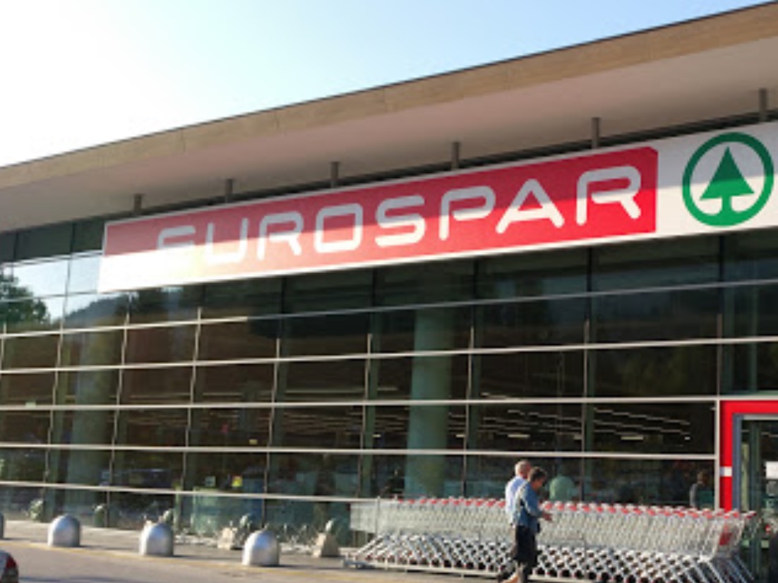 Tarvisio, rapina ad Eurospar: in tedesco minaccia cassiera con pistola e scappa col bottino