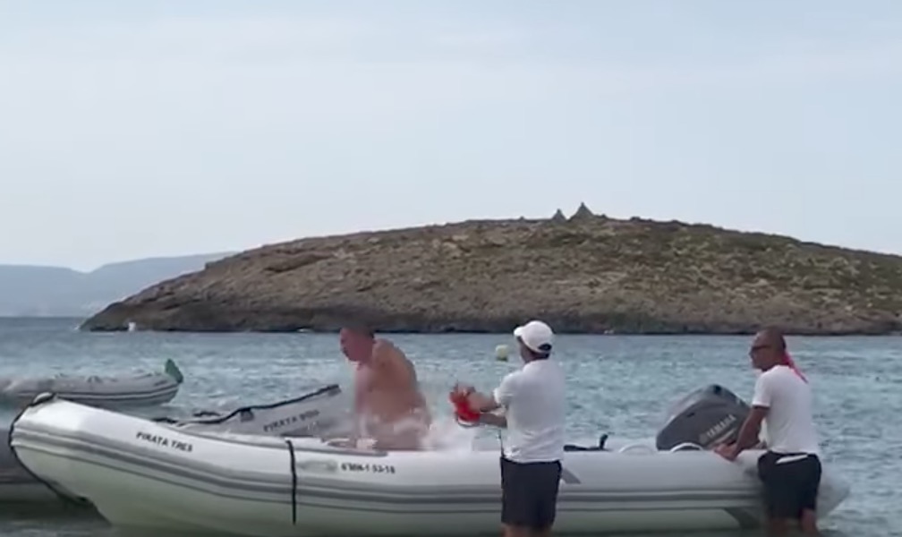 YOUTUBE Formentera, si addormenta su un gommone non suo. E al risveglio...