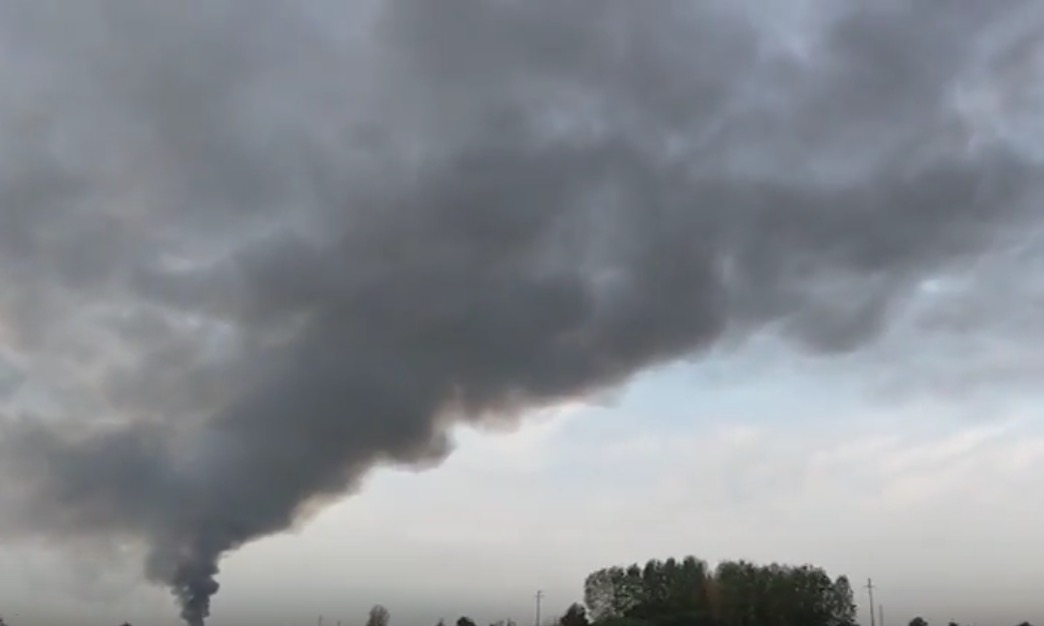 YOUTUBE Mortara (Pavia), incendio in azienda smaltimento rifiuti Eredi Berté. "Pericolo diossina"