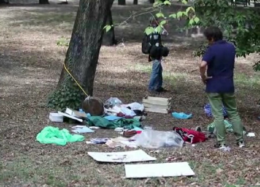 Roma, legata a un albero e violentata. "Mi ha afferrata per i capelli e picchiata. Poi..."