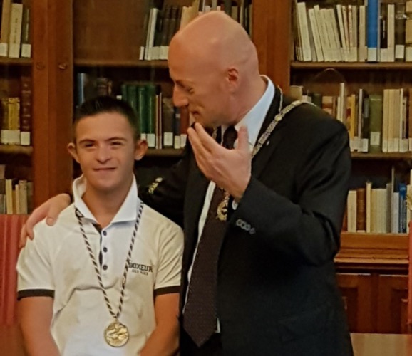 Valerio Catoia eroe: salvò bimba in mare, premiato dal Grande Oriente