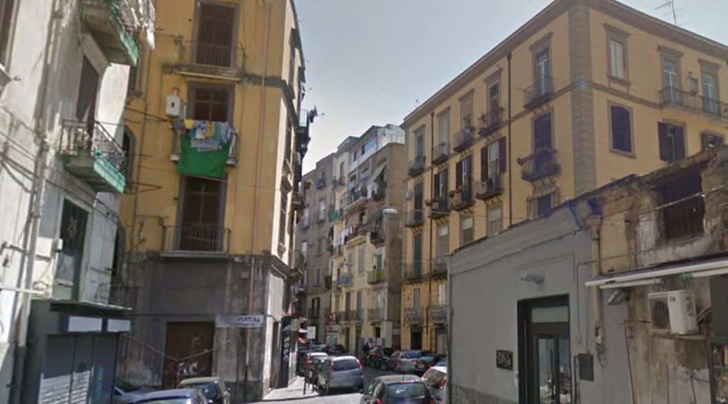 Napoli, trova nella sua auto clochard morto al posto passeggero