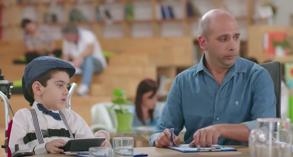 YOUTUBE Checco Zalone nel nuovo spot Famiglie Sma: "Sì, meglio, facciamolo tutti"
