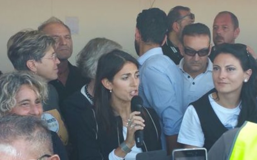 Italia 5 stelle, arriva Virginia Raggi. Insulti e spintoni ai giornalisti