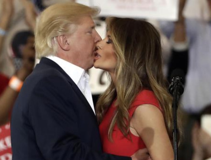 YOUTUBE Donald Trump: "Sì, ho palpeggiato Melania in pubblico"