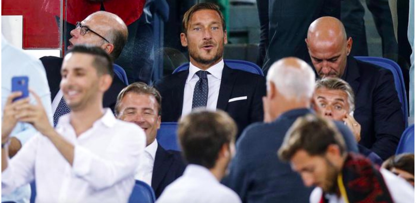 Francesco Totti compie 41 anni, i tifosi hanno un dubbio: si è fatto le mèches?