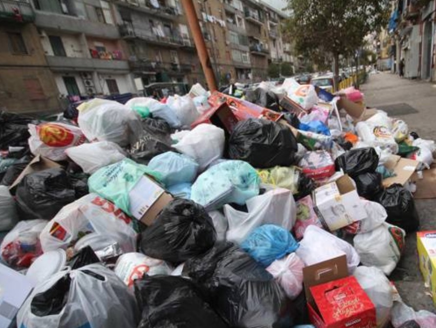 Tasse, Tarsu ridotta del 40% a cittadini e imprese danneggiati dalla emergenza rifiuti