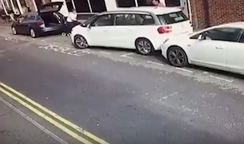 YOUTUBE Gran Bretagna, per parcheggiare l'auto (sul posto per disabili) spinge in retro un'altra macchina