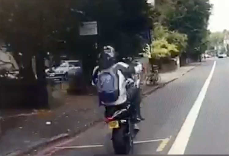 Sorpassa su una ruota nella corsia del bus: finisce malissimo