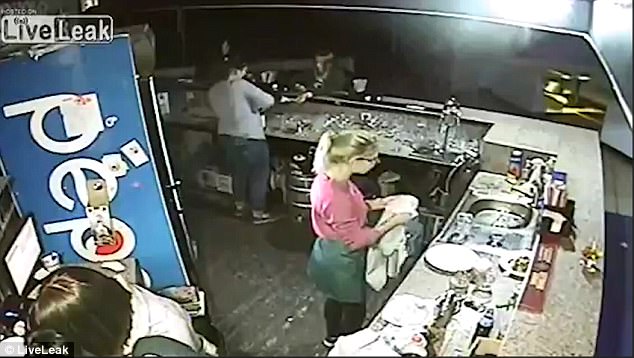 Ucraina, cliente ubriaco non se ne vuole andare: scoppia la rissa