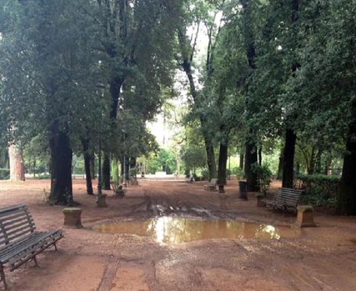 Quel palo di villa Borghese imbarazza la femministe double-face