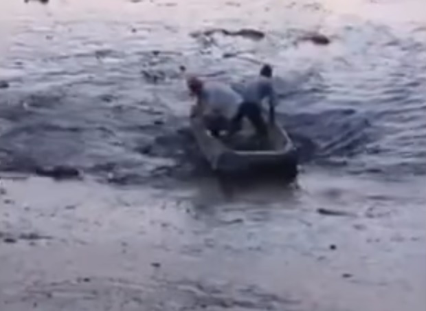 YOUTUBE Si apre una voragine nel lago: due pescatori quasi inghiottiti