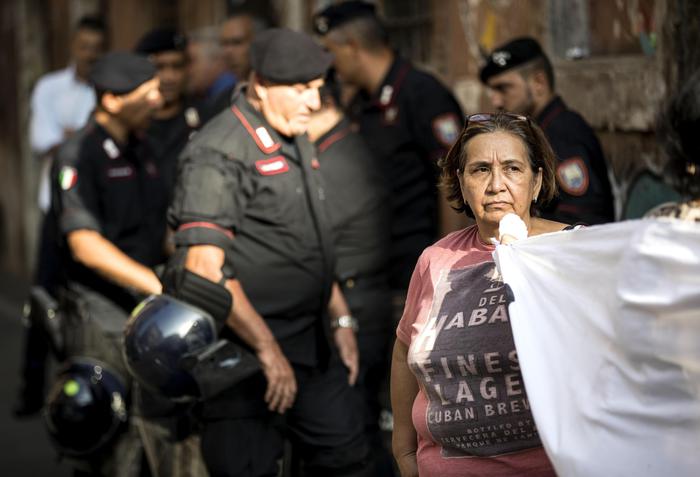 Sgomberi, tensione durante corteo a Roma. Manifestanti: "Forze dell'ordine ci hanno picchiati"